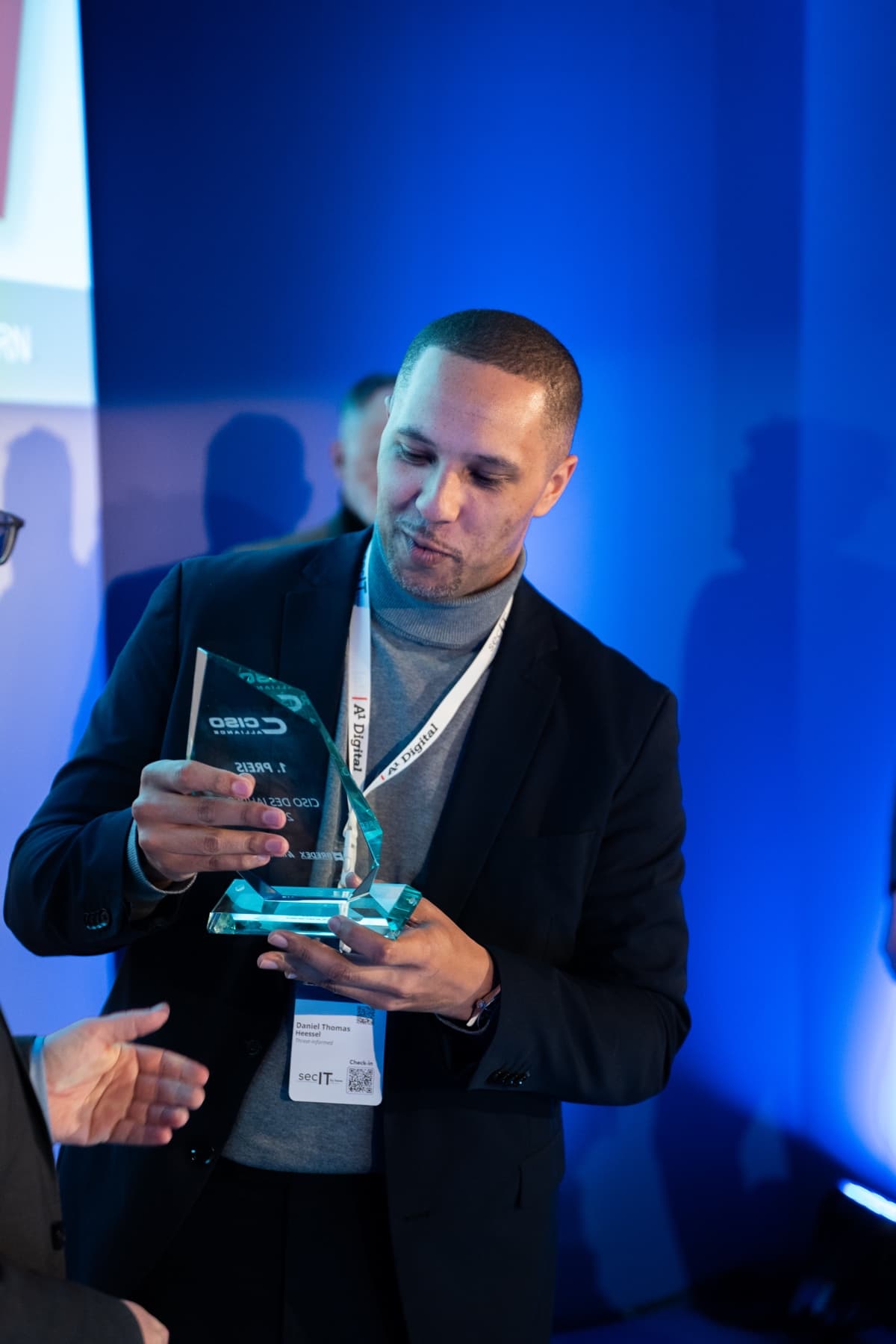 Daniel Thomas Heessel hält den CISO-des-Jahres-Award auf der secIT DACH 2026